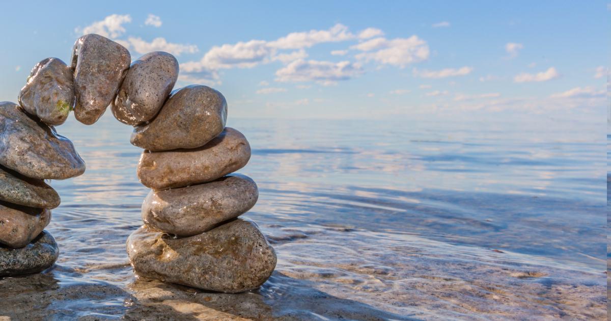 Rocks forming a keystone archway on the shore